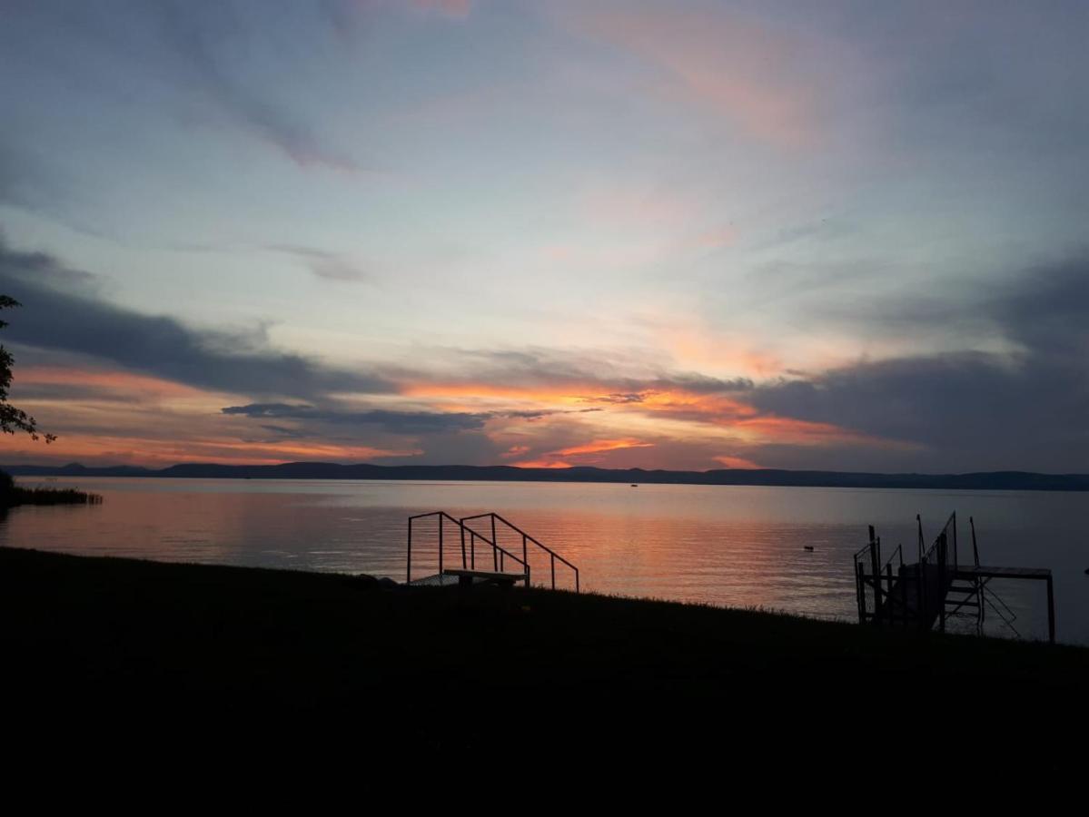 Traumlage direkt am See Balatonszárszó Exterior foto